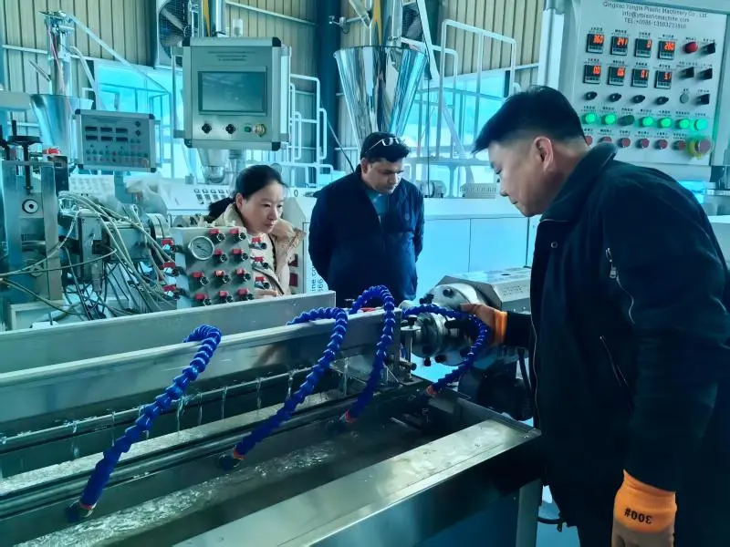 India Customer များအတွက် ရော်ဘာရေသွင်းပိုက်စက်သည် ဆိုက်တွင်လည်ပတ်နေသည်။