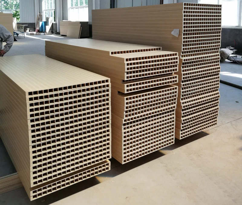 WPC တံခါးကိုထုတ်လုပ်ရန်အတွက် မည်သည့်ပလတ်စတစ်ပစ္စည်းများသည် သင့်လျော်သနည်း။