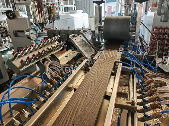 ကနေဒါ WPC သည် WPC Decking တွင် စွန့်ပစ်ပစ္စည်းများကို ဖိုက်ဘာမှန်များ ပြန်လည်အသုံးပြုရန်အတွက် အပြီးသတ်စက်ရုံ