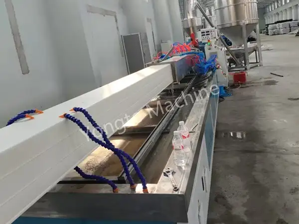 တရုတ် PVC Rain Gutter Profile Making Machine