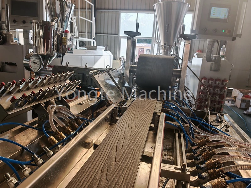 စက်သည် ပလပ်စတစ်အမှိုက်ကို WPC ပရိုဖိုင်အဖြစ်သို့ ပြောင်းလဲပါ။